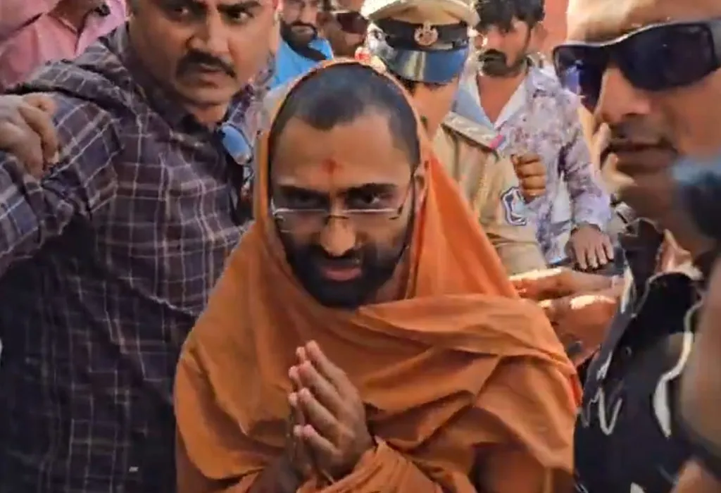 Gyanprakash Swami Controversy : જ્ઞાનપ્રકાશ સ્વામીએ વીરપુરમાં માફી માંગી, વડતાલ સંસ્થાએ નિવેદનને વખોડી ખેદ વ્યક્ત કર્યો