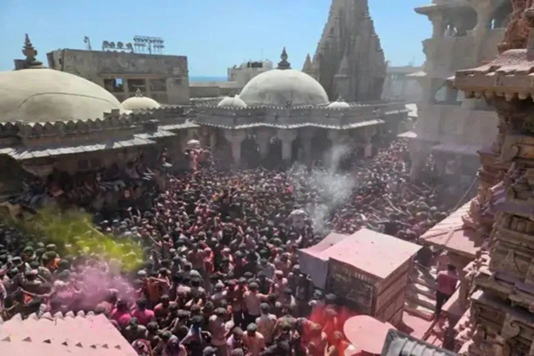 Gujarat Temple Holi Celebration : ગુજરાતનાં મંદિરોમાં રંગોત્સવની ધમાલ: સાળંગપુરમાં 80 ફૂટ ઊંચેથી 51 હજાર કિલો રંગોનો વરસાદ, દ્વારકામાં ફૂલડોલ ઉત્સવમાં ભક્તો ઉમટ્યા