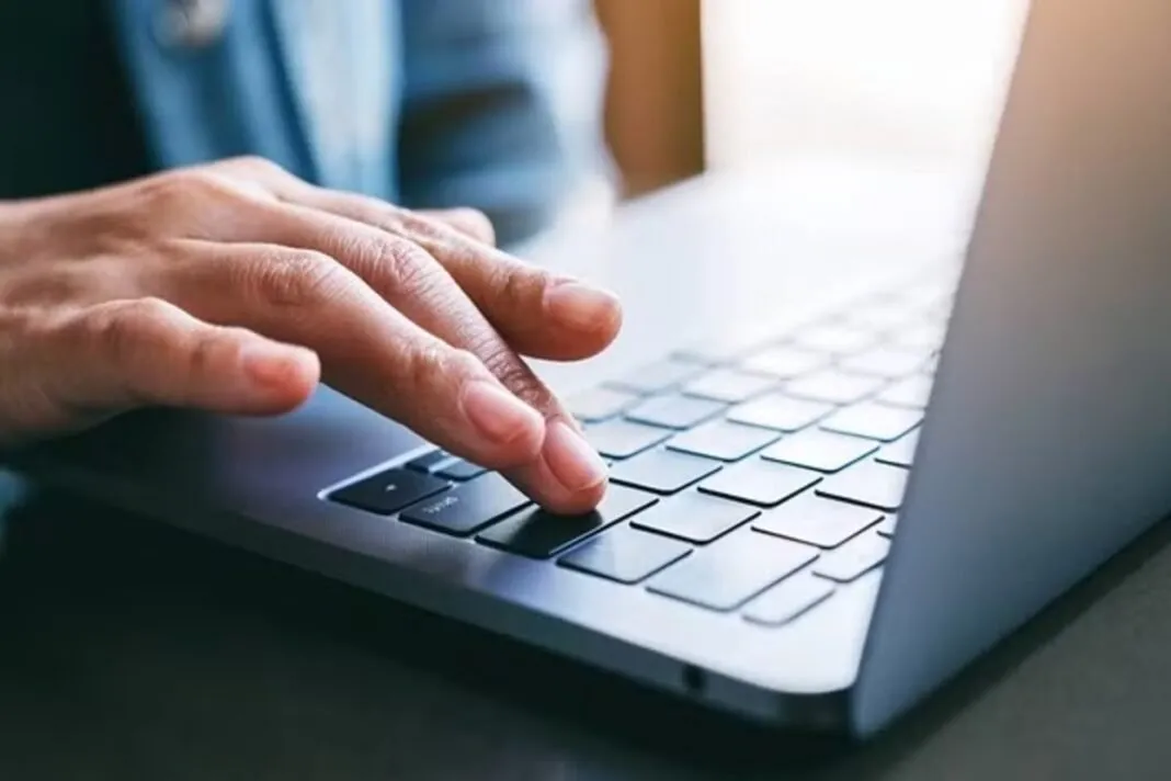 Ayushman Bharat Yojana: આયુષ્માન કાર્ડથી મફત સારવાર કેવી રીતે મેળવવી? જાણો અરજીની લાયકાત અને પ્રક્રિયા