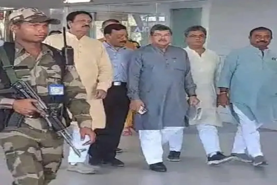 Congress In charge Mukul Wasnik On Gujarat Tour : ગુજરાત કોંગ્રેસમાં નવસર્જનની તૈયારી: નુકસાન પહોંચાડનારા નેતાઓ સામે પગલાં, રાહુલ ગાંધીના માર્ગદર્શનમાં કાર્ય શરૂ – પ્રભારી મુકુલ વાસનિક