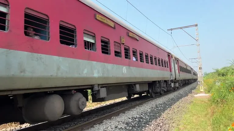 Holi-Dhuleti Special Trains : હવે વેકેશનની મુસાફરી થશે સરળ! પશ્ચિમ રેલવેની 7 ખાસ ટ્રેનો ગુજરાતમાં પણ થશે પસાર