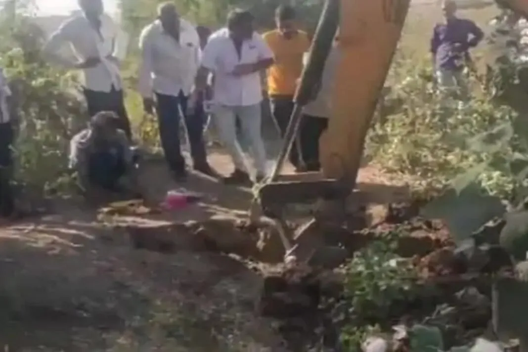 Junagadh: 25 ફૂટ ઊંડા બોરવેલમાં પડ્યું બાળક, રેસ્ક્યૂ ટીમ આવે તે પહેલા ગામલોકોએ બચાવ્યું