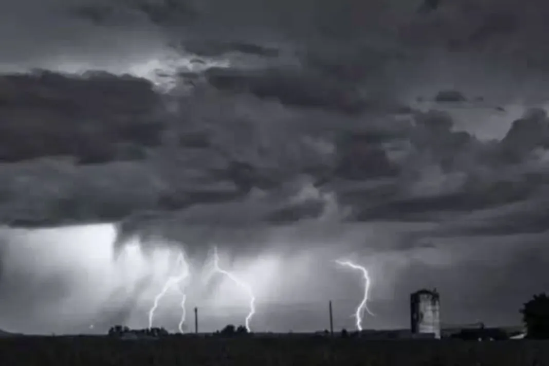 Weather Update: ગુજરાતમાં મેથી ધૂળના તોફાન અને વરસાદની આગાહી, આગામી દિવસોમાં વાવાઝોડાનો ખતરો!