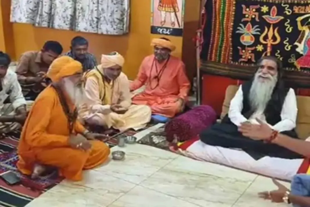 Rishi Bapu Goes On A Fast : મોગલધામના ઋષિબાપુ ધર્મયુદ્ધ માટે ઉપવાસ પર:”કૃષ્ણનું અપમાન થયું છે, સનાતન વિરુદ્ધ લખાયેલા પુસ્તકોનો નાશ થવો જોઈએ”