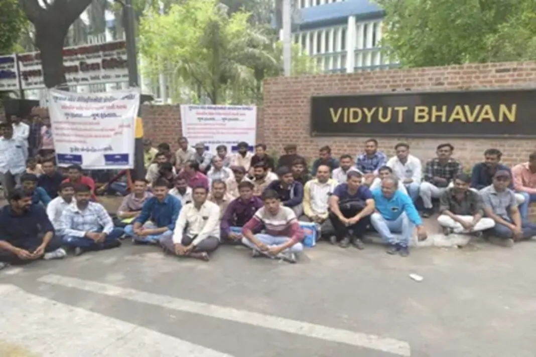 GSECL Strike 2025 : GSECLમાં ભરતીની માગ સાથે ત્રીજા દિવસે પણ ભૂખહડતાળ ચાલુ, ઉમેદવારોએ કહ્યું- ‘હવે ઉંમર વધી, મરવા પણ તૈયાર છીએ’