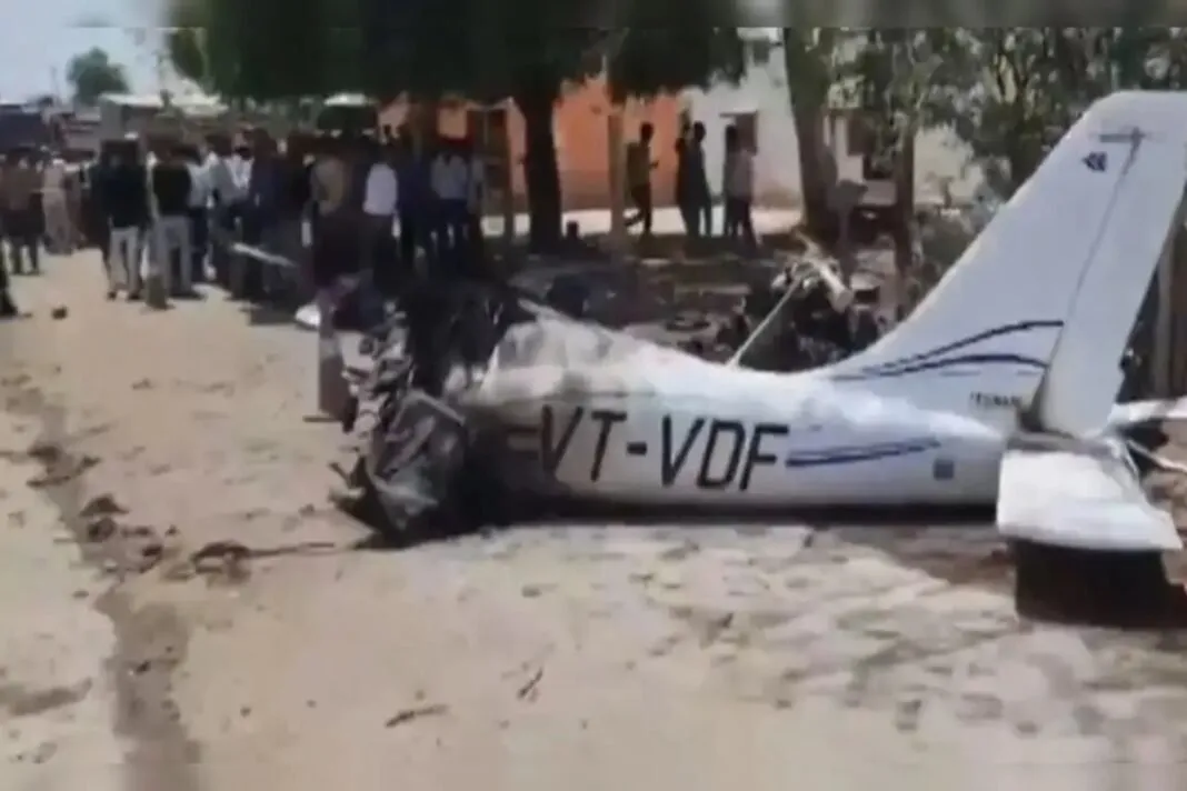 Amreli plane crash: અમરેલીમાં ભયાનક હવાઈ દુર્ઘટના: ટ્રેનિંગ ફ્લાઈટ રેસિડેન્શિયલ વિસ્તારમાં ક્રેશ થતા પાઇલટનું કરુણ અવસાન, 3 લોકોને ઈજા, વિસ્ફોટથી ફફડાટ