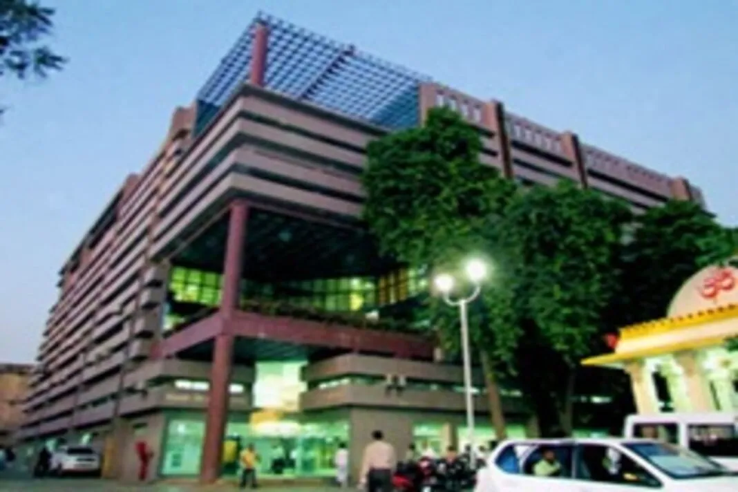 SG Highway Foot Overbridge Ahmedabad 2025 : અમદાવાદના વાહનચાલકો અને રાહદારીઓ માટે રાહતના સમાચાર: SG હાઈવે પર બનશે 5 નવા ફૂટ ઓવરબ્રિજ, અકસ્માતનું જોખમ ઘટાડવાનો પ્રયાસ