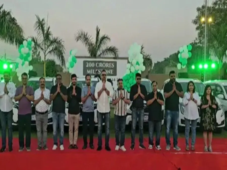 Kailash Kabra: કર્મચારીઓની મહેનતની કદર: કૈલાશ કાબરાએ 12 કર્મચારીઓને લક્ઝરી કાર ભેટ આપી!