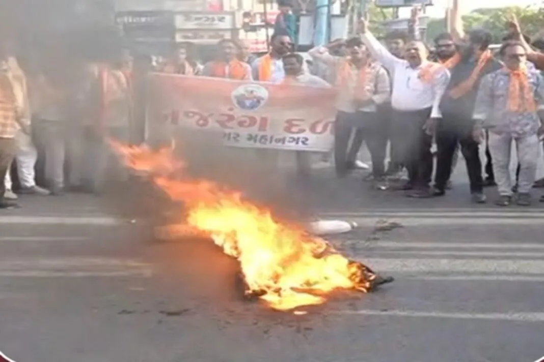 Pahalgam Terror Attack : પહેલગામ હુમલા પર ગુજરાતનો ઉગ્ર પ્રતિકાર: આતંકવાદીઓના પૂતળાં સળગાવાયા, રાજ્યભરમાં આક્રોશનો માહોલ