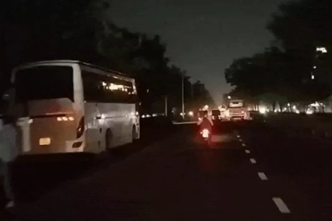 Ahmedabad blackout mock drill : અમદાવાદમાં એક કલાક વહેલો બ્લેકઆઉટ: યુદ્ધ જેવી સ્થિતિ માટે મોકડ્રિલ, શહેર અંધારમાં ગરકાવ