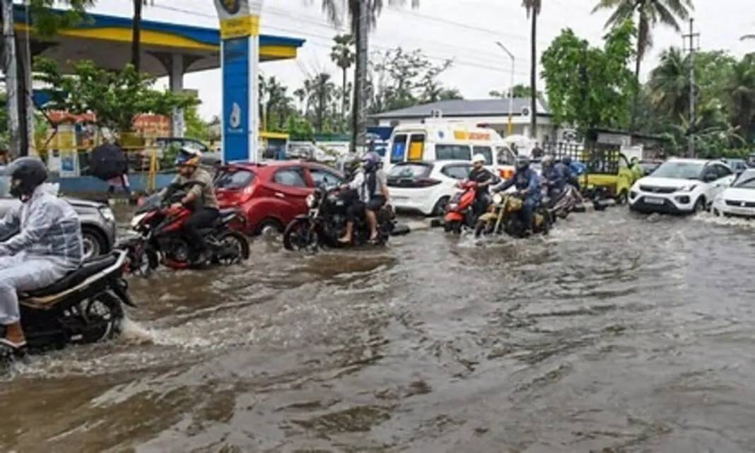 Gujarat heavy rain 2025 : દક્ષિણ ગુજરાતમાં મેઘરાજાનું તોફાની સ્વાગત: ભર ઉનાળે ચોમાસાના માહોલ સાથે અતિભારે વરસાદની આગાહી