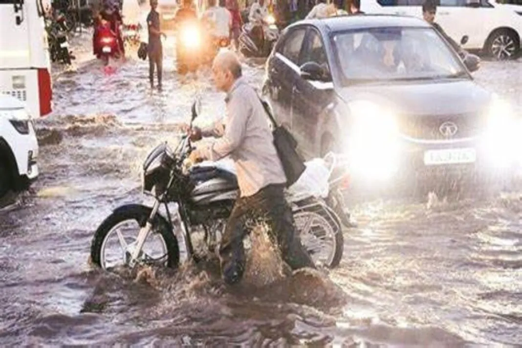 Heavy rain forecast in Gujarat today : આજે અમદાવાદ-ગાંધીનગરમાં ભારે વરસાદ, રાજ્યમાં યલો એલર્ટ જાહેર