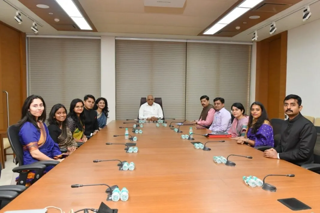 Meeting with Gujarat CM by IAS trainees : મુખ્યમંત્રીએ યુવા IAS અધિકારીઓને આપ્યું માર્ગદર્શન: ‘વિકસિત ગુજરાત’ માટે ઉત્સાહપૂર્વક કામગીરી કરવા આહવાન
