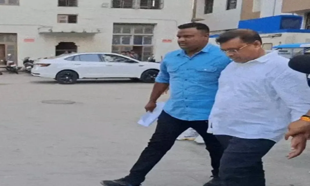 Police arrest absconding BJP leader : ભાજપના પૂર્વ શિક્ષણ સમિતિ ચેરમેન દિલીપ ગોહિલ દુબઇથી ઝડપાયા, 1 કરોડની છેતરપિંડી મામલે ધરપકડ