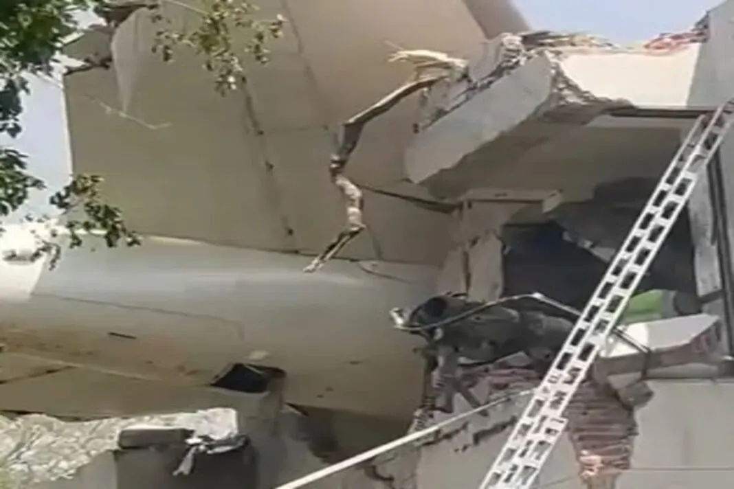 Ahmedabad Plane Crash Atulya Hostel : અમદાવાદ વિમાન દુર્ઘટના: અતુલ્ય હોસ્ટેલ પર વિમાન ક્રેશ થયું, 50-60 ઈન્ટર્ન ડોક્ટર હતા, 6ના મૃતદેહો મળ્યા