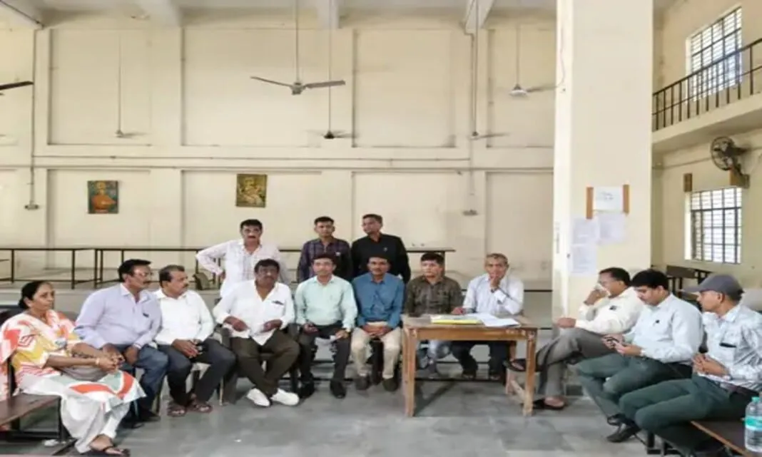 Educational administration issues: ગ્રાન્ટેડ શાળાઓમાં ૫૦૦૦ ખાલી શિક્ષક પદ: વેકેશન પહેલાં જ્ઞાન સહાયકની ભરતી માટે CMને અરજીઓ