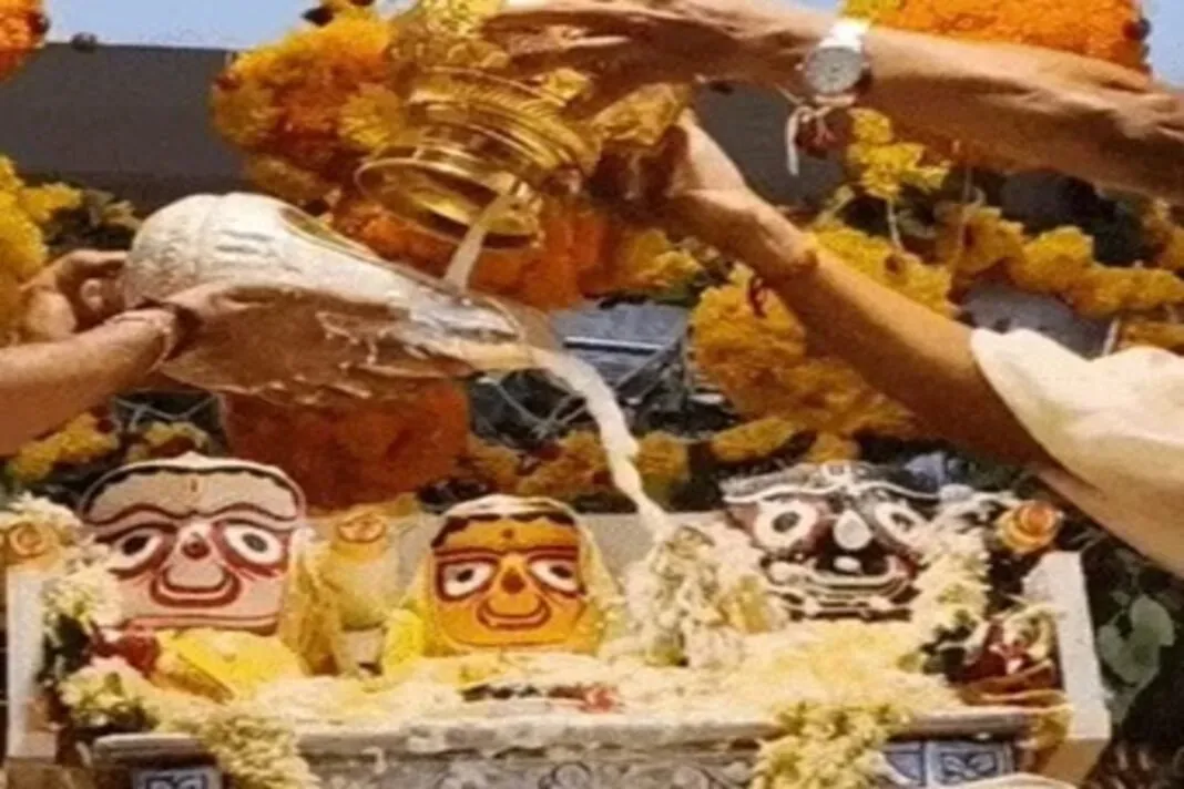 Gujarat Jagannath Rath Yatra 2025: ભગવાન જગન્નાથનો ભવ્ય જળાભિષેક: પંચામૃતથી સ્નાન, ગજવેશ સાથે ભગવાનને સજાવટ